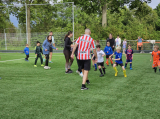 Laatste training S.K.N.W.K. JO7-1 (partijtje tegen de ouders) van maandag 27 mei 2024 (101/180)